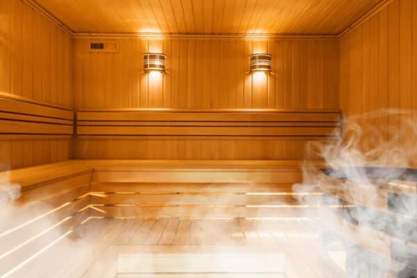 Sauna fińska czy infrared? Sprawdź, która opcja będzie dla Ciebie lepsza